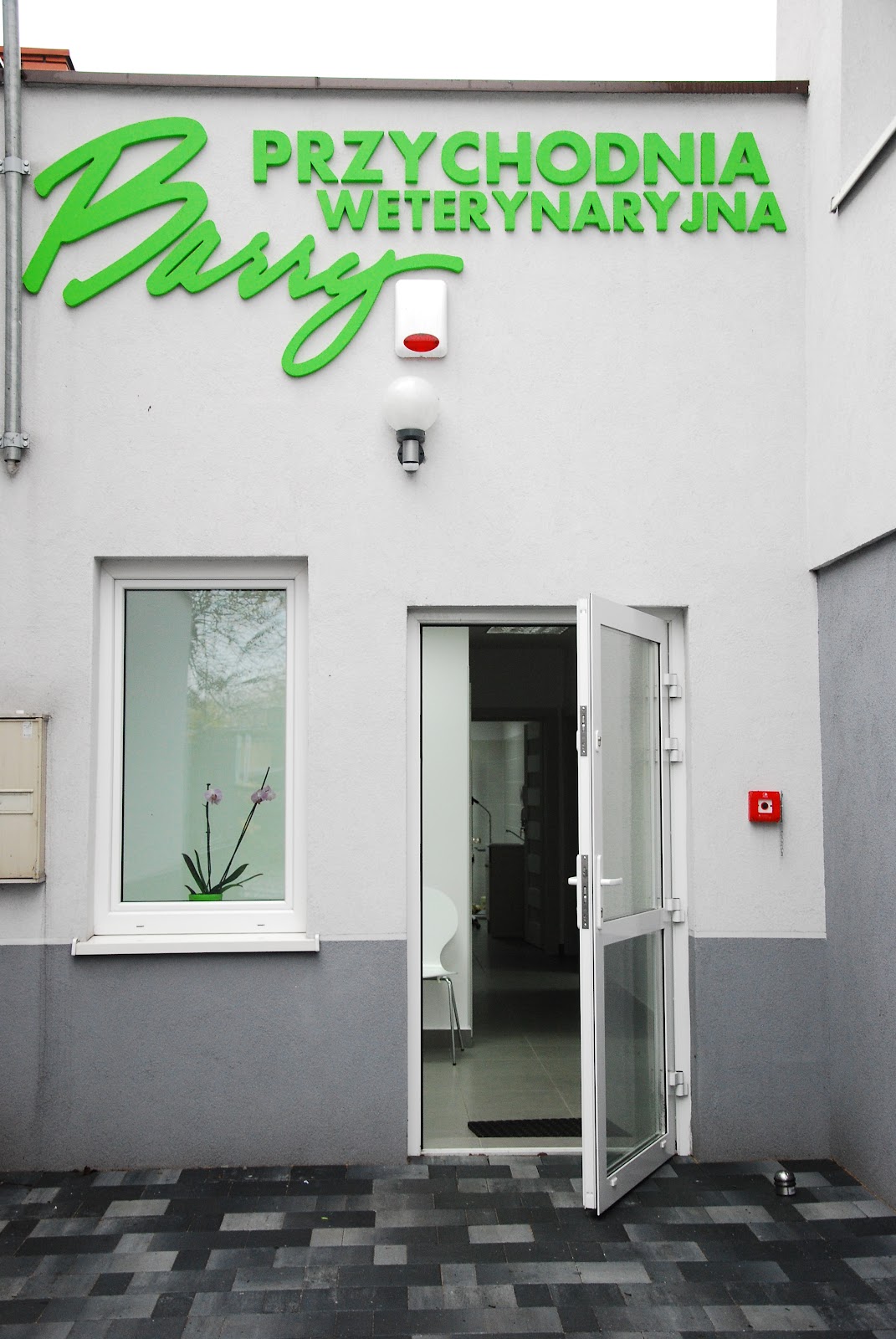Wejście do przychodni weterynaryjnej Barry w Pabianicach przy ul. Glebowej 11/13